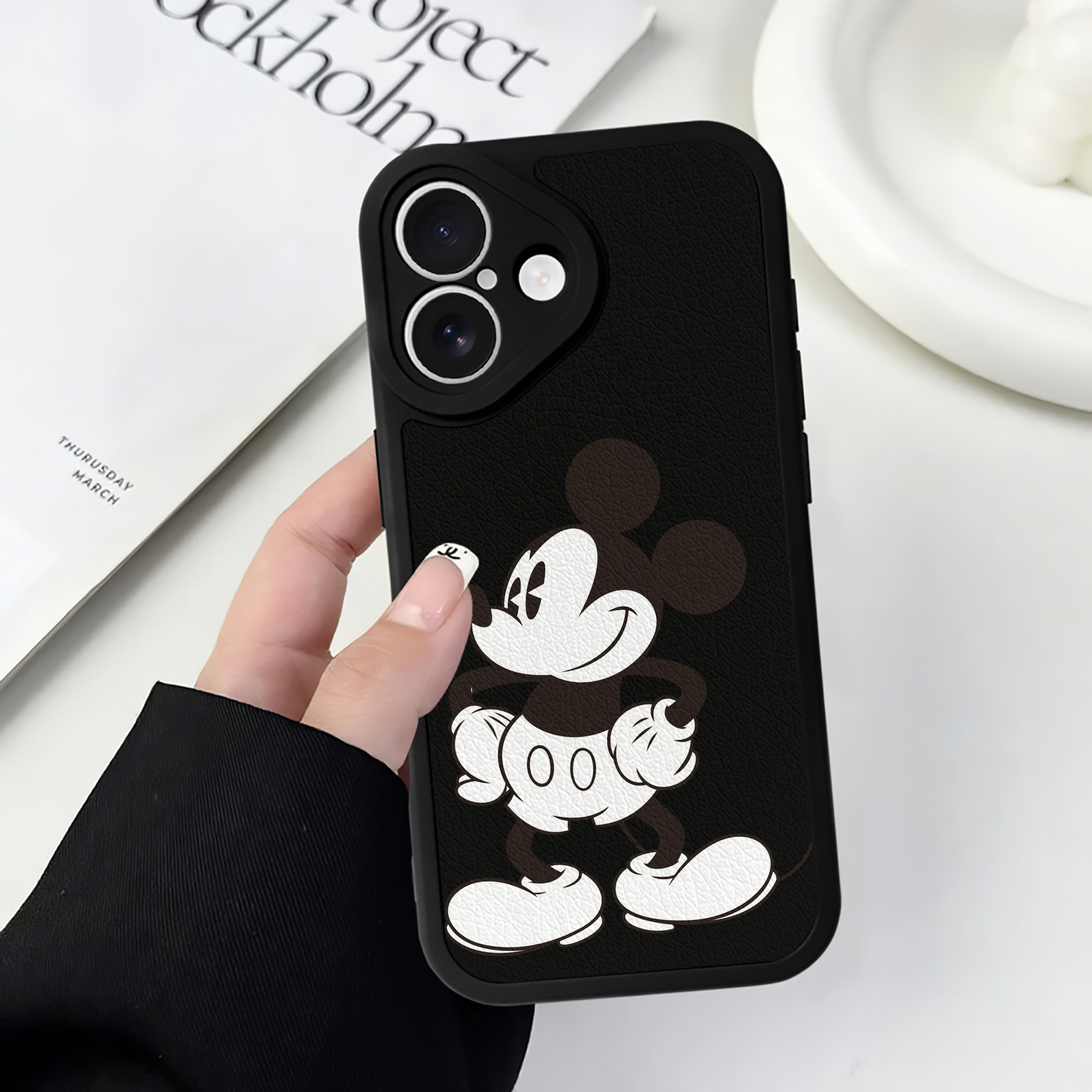 （画像用） ミッキーマウス Mickey Mouse 【iPhone 16シリーズ対応】シリコンスマホケース（レザー調） 材質：シリコン